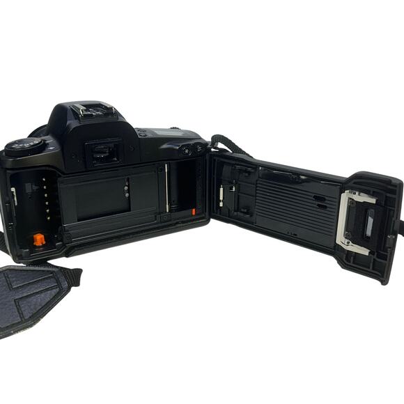 Canon Black Camera with Green Bag - Picture 6 of 16